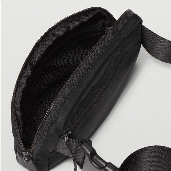lululemon athletica Handbags - Lululemon everywhere belt bag